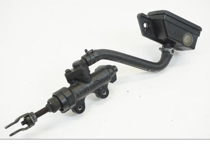 Framsidan på Bromshuvudcylinder från en Suzuki VL 1500 -1999 motorcykel.
