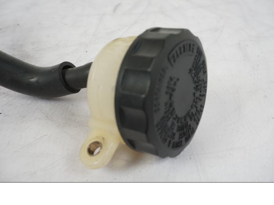 Höger sida på Bromshuvudcylinder från en Honda CBR 900 RR -2003 motorcykel.