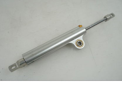 Snett uppifrån på Styrdämpare Öhlins från en Kawasaki Versys 1000 -2022 motorcykel.