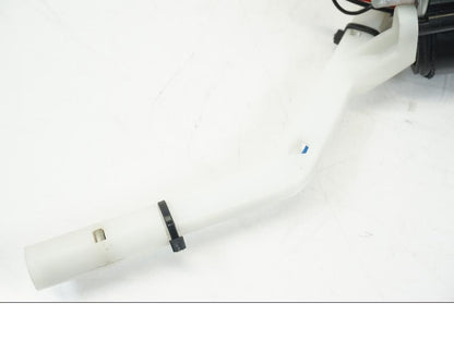 Extrabild1 på Bensinpump insprut från en Ducati Hyperstrada -2013 motorcykel.