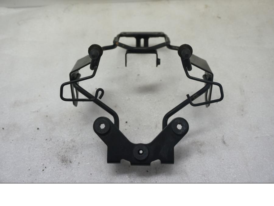 Baksidan på Strålkastarfäste från en Suzuki SV 650 -2016 motorcykel.