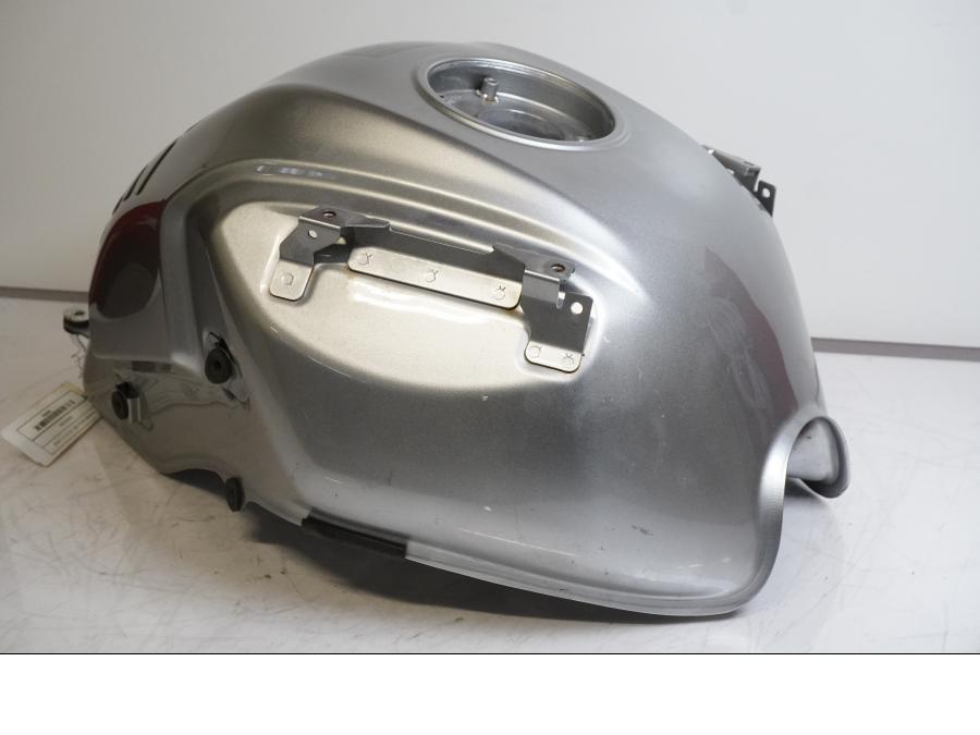 Snett uppifrån på Bensintank från en Kawasaki Versys 650 -2007 motorcykel.