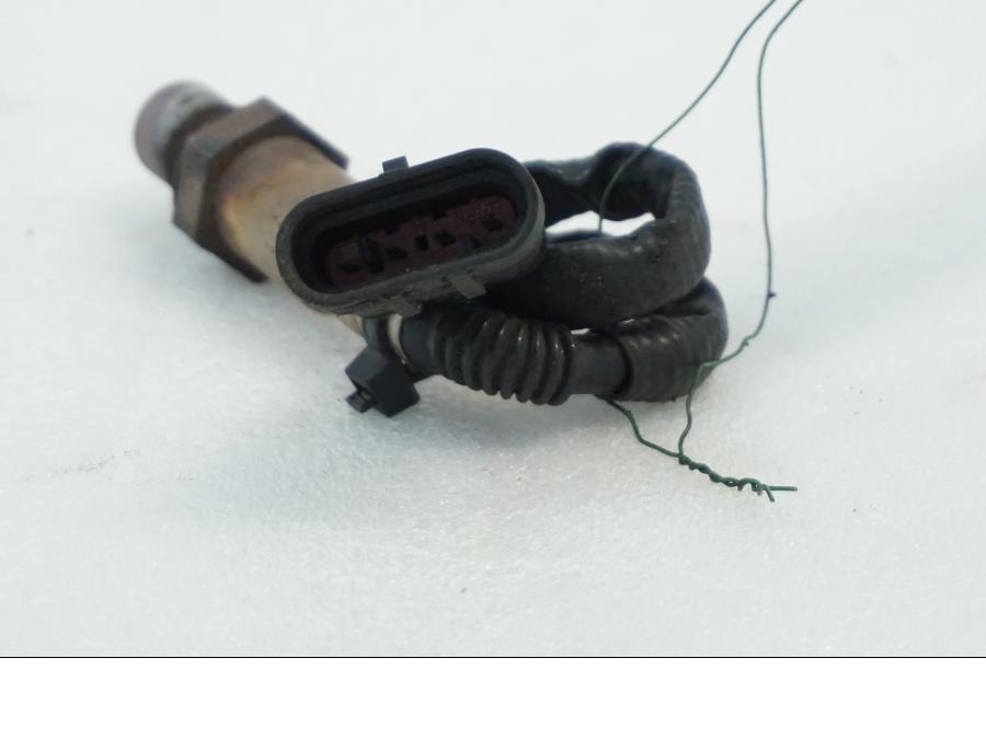 Höger sida på Lambdasond från en Aprilia RSV 1000 -2010 motorcykel.