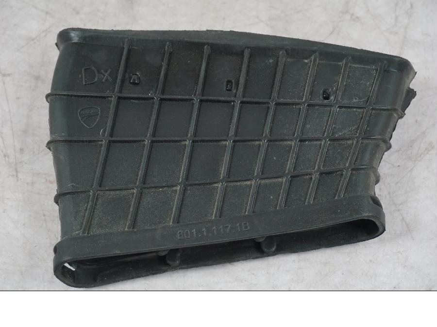 Snett nerifrån på Luftintagskåpa från en Ducati Multistrada V4 -2024 motorcykel.