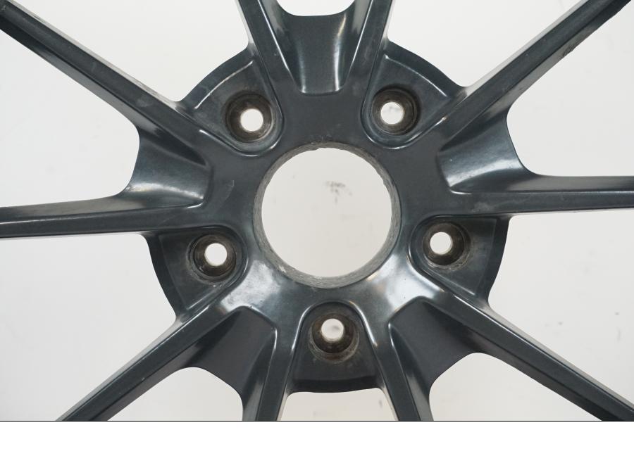 Baksidan på Fälg från en Triumph Tiger Explorer -2013 motorcykel.