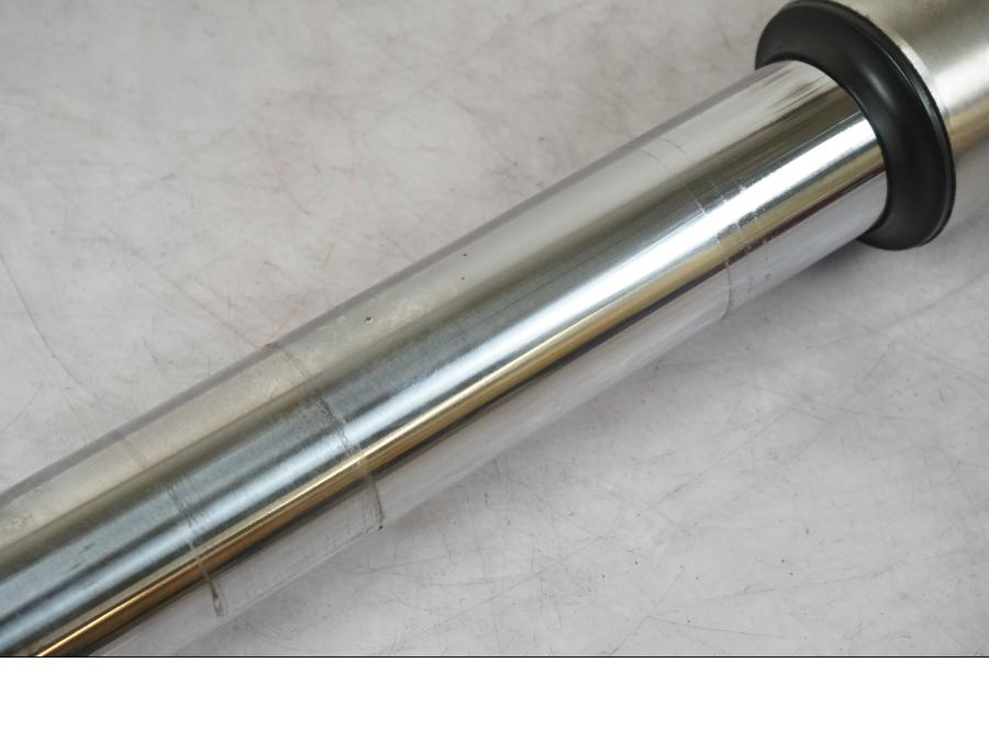 Snett nerifrån på Gaffelben från en Suzuki SV 650 -1999 motorcykel.