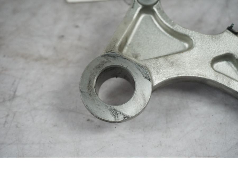 Snett uppifrån på Bromsoksfäste från en Honda CBR 1000 RR -2005 motorcykel.