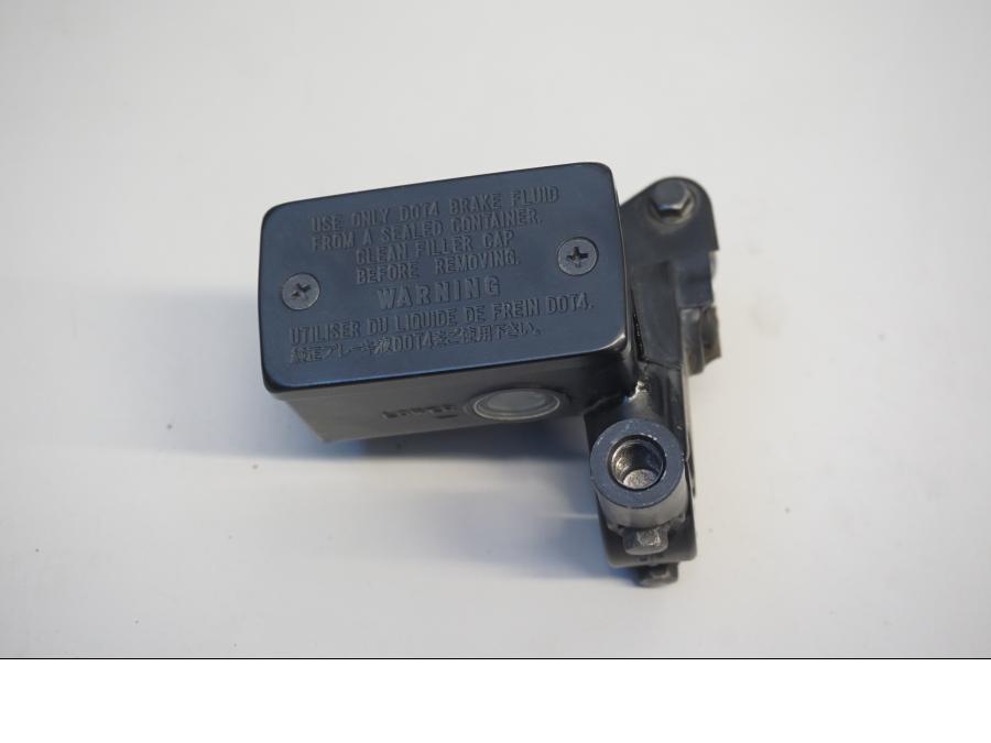 Framsidan på Bromshuvudcylinder från en Suzuki SFV 650 A Gladius -2012 motorcykel.