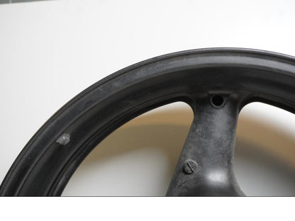 Snett uppifrån på Fälg från en Honda CB 900 F Hornet -2002 motorcykel.