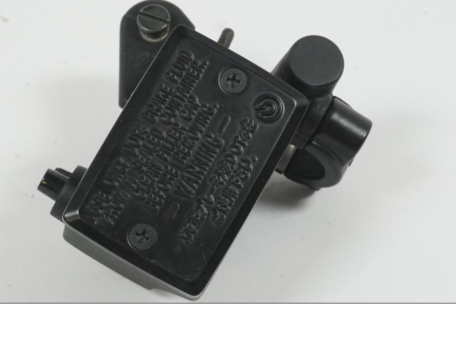 Höger sida på Bromshuvudcylinder från en Yamaha XJ 6 -2011 motorcykel.