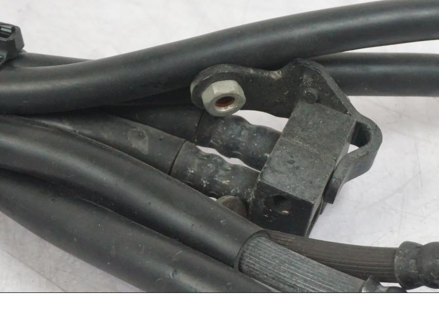 Snett uppifrån på Bromsledning från en Yamaha MT-09 -2016 motorcykel.