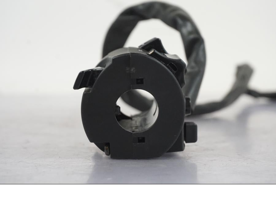 Snett uppifrån på Styrelreglage från en Yamaha MT-09 -2020 motorcykel.