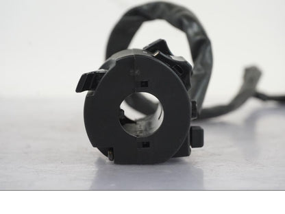 Snett uppifrån på Styrelreglage från en Yamaha MT-09 -2020 motorcykel.