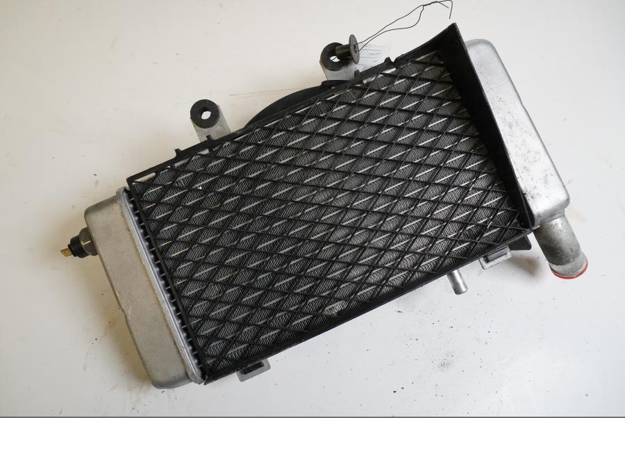 Framsidan på Vattenkyl från en Honda VFR 800 -1998 motorcykel.