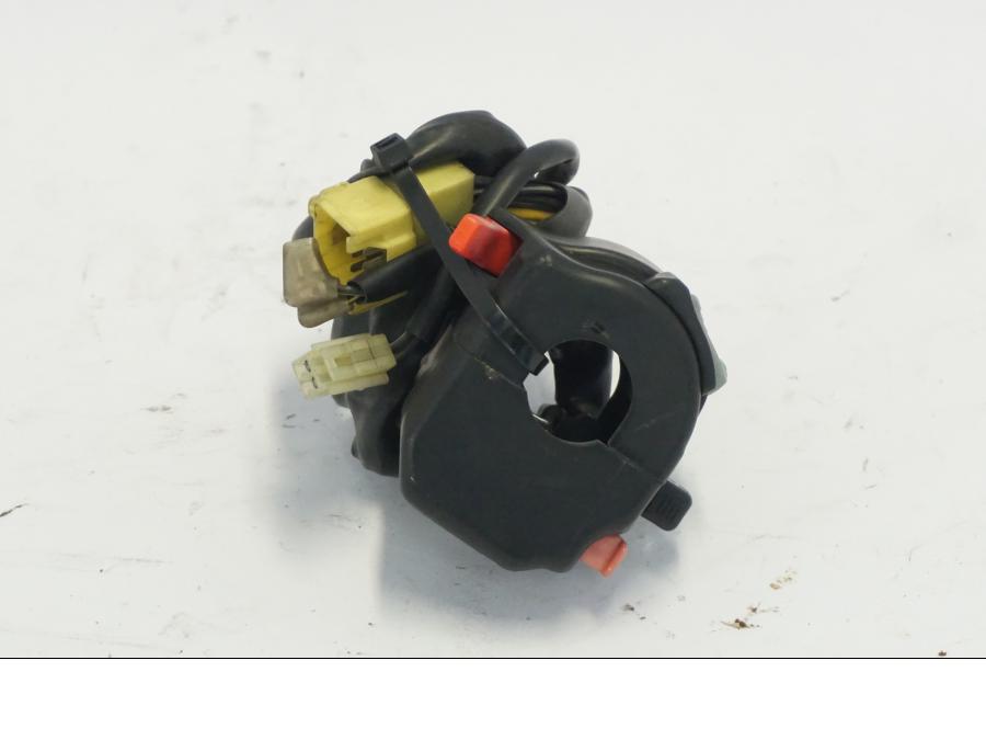 Snett uppifrån på Styrelreglage från en Suzuki DL 1000 -2003 motorcykel.