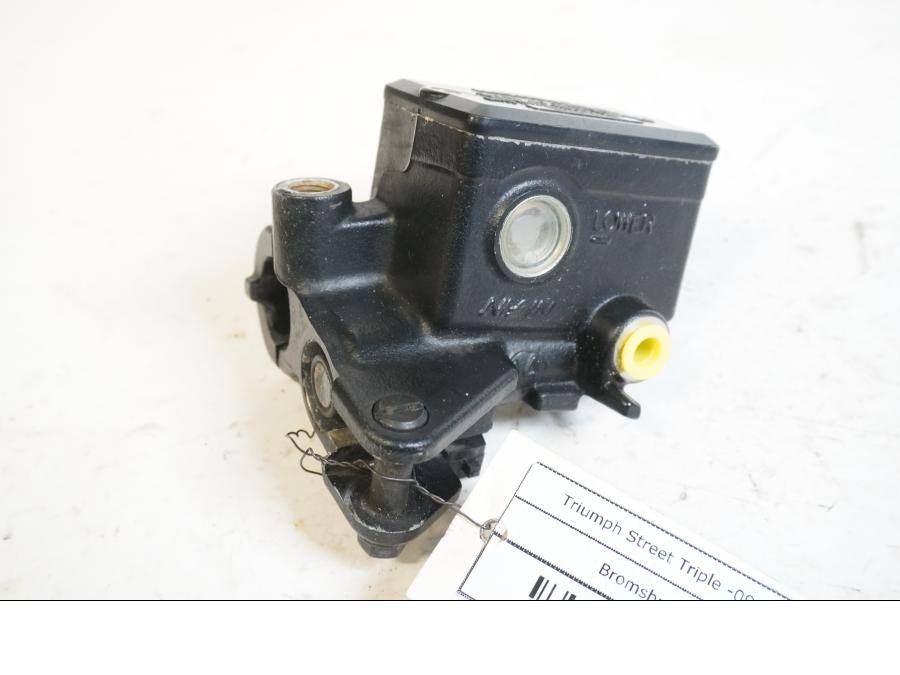 Framsidan på Bromshuvudcylinder från en Triumph Street Triple -2009 motorcykel.