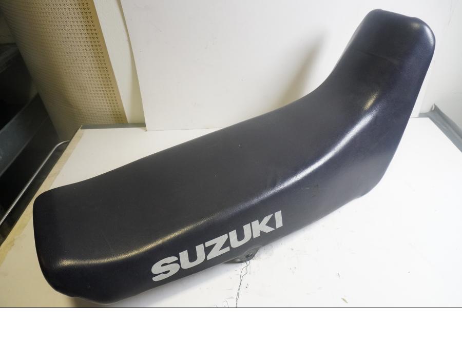 Framsidan på Sadel från en Suzuki DR 750 S -1989 motorcykel.