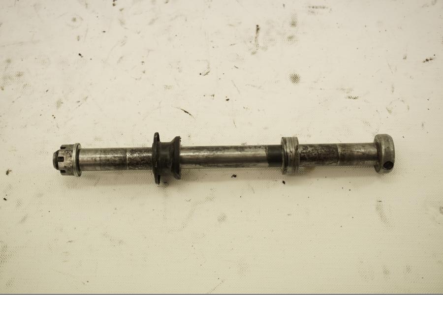 Framsidan på Axel från en Suzuki GSX 1100 EF -1985 motorcykel.