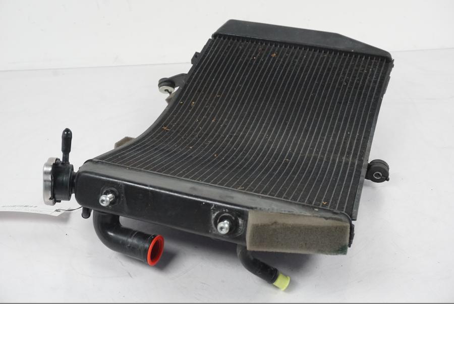 Snett uppifrån på Vattenkyl från en Yamaha YZF 1000 R1 -2007 motorcykel.