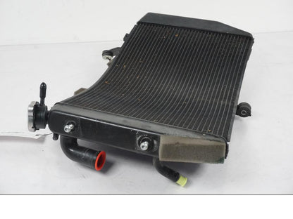 Snett uppifrån på Vattenkyl från en Yamaha YZF 1000 R1 -2007 motorcykel.