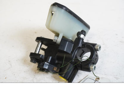 Höger sida på Bromshuvudcylinder från en Kawasaki GTR 1400 -2008 motorcykel.