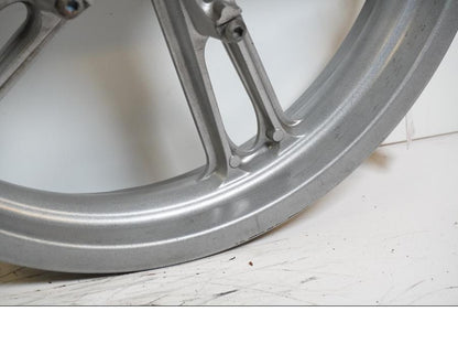 Höger sida på Fälg från en Yamaha YZF-R 125 -2009 motorcykel.