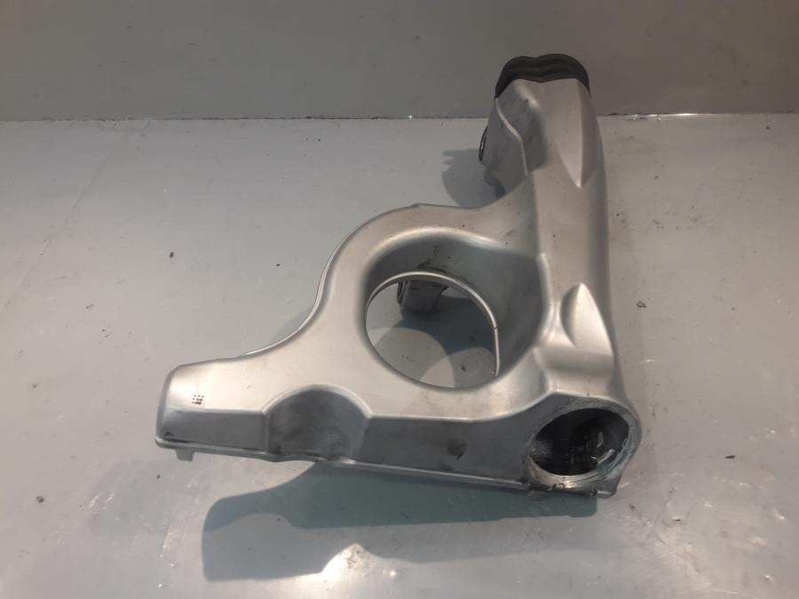 Framsidan på Sving från en BMW K 1200 S -2008 motorcykel.