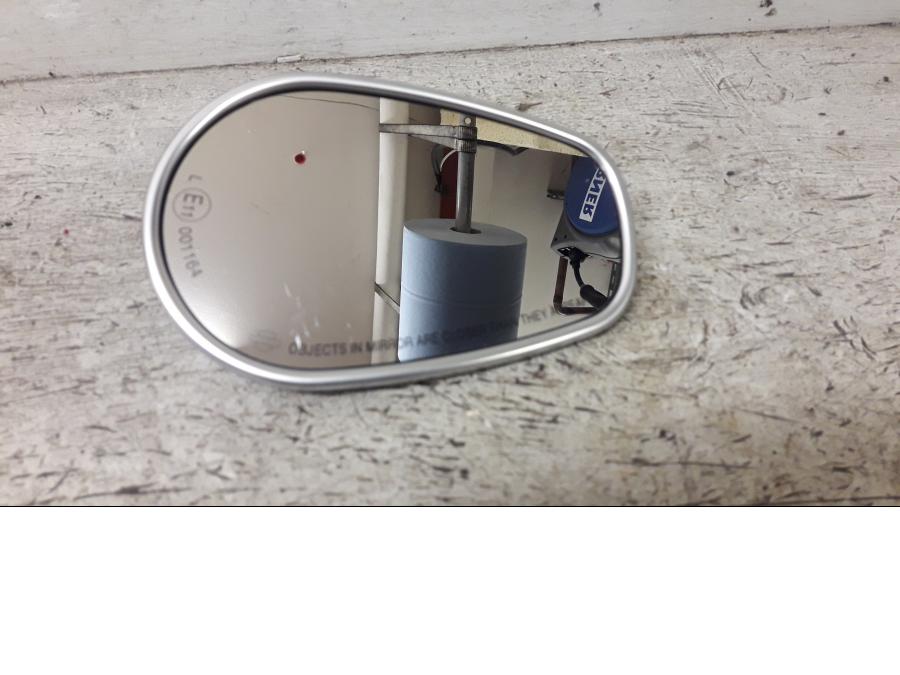 Framsidan på Backspegel från en H-D V-Rod 1130 -2012 motorcykel.