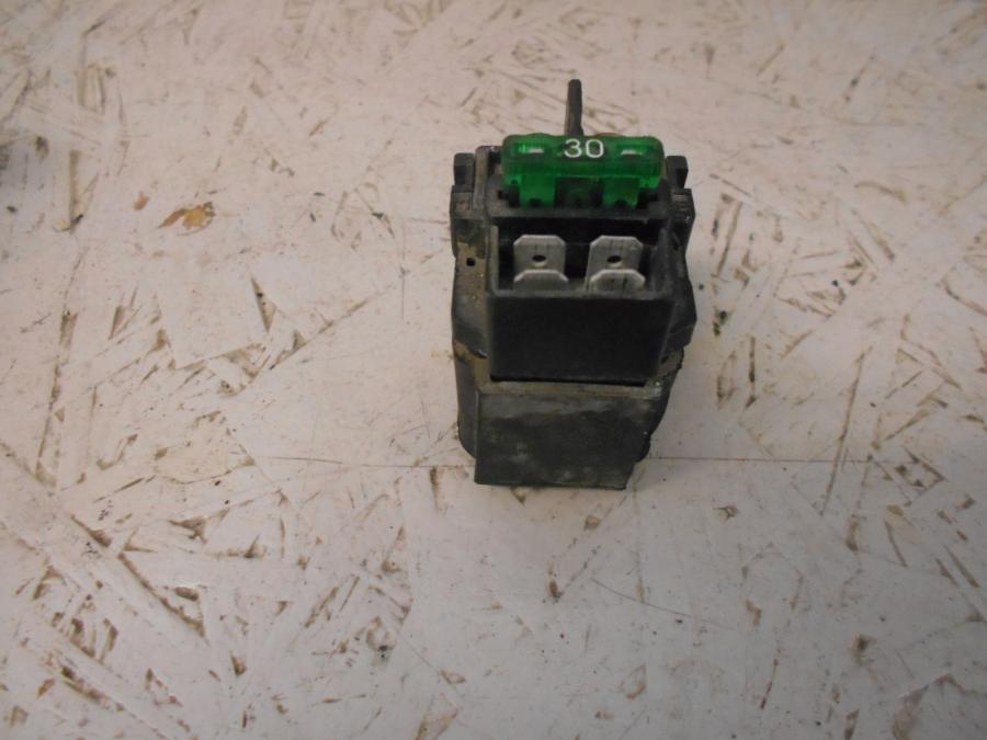 Framsidan på Startrelä från en Suzuki VZ 1600 -2004 motorcykel.