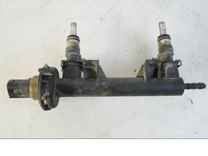 Baksidan på Fuel Rail från en BMW F 800 GS -2008 motorcykel.