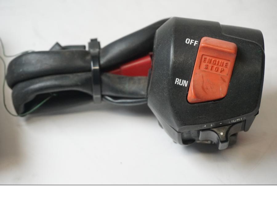 Baksidan på Styrelreglage från en Honda CB 750 SF -1993 motorcykel.