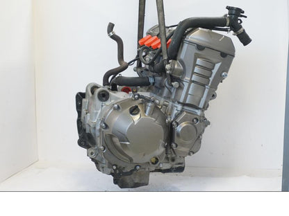 Höger sida på Motor från en Kawasaki Versys 1000 -2015 motorcykel.