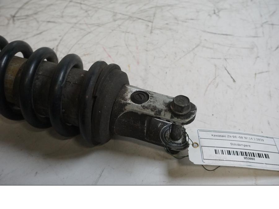 Baksidan på Stötdämpare från en Kawasaki ZX-9R -1998 motorcykel.
