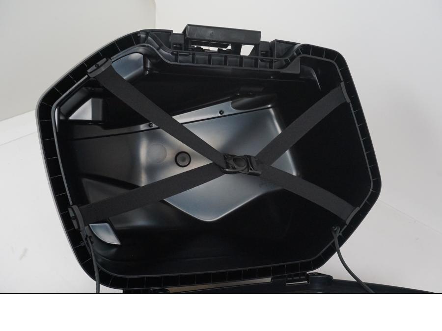 Snett nerifrån på Sidoväska från en Ducati Multistrada 1200 -2015 motorcykel.