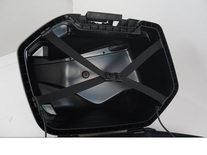 Snett nerifrån på Sidoväska från en Ducati Multistrada 1200 -2015 motorcykel.