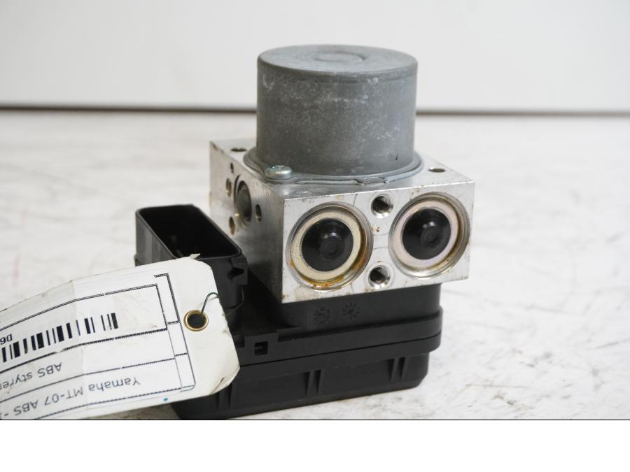 Höger sida på ABS Modulator från en Yamaha MT-07 -2014 motorcykel.