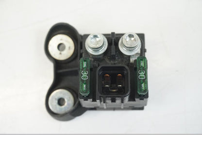 Vänster sida på Startrelä från en Ducati Hyperstrada -2013 motorcykel.