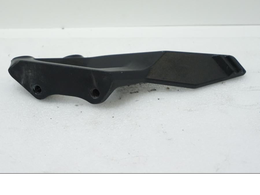 Framsidan på Fotpinnefäste inre från en KTM 1290 Super Adventure R -2021 motorcykel.