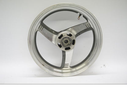 Baksidan på Fälg från en Suzuki VZ 800 -1998 motorcykel.