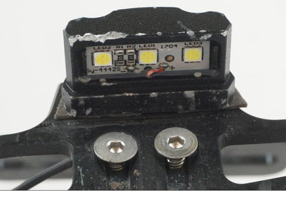 Snett nerifrån på Skylthållare från en Yamaha MT-07 -2019 motorcykel.