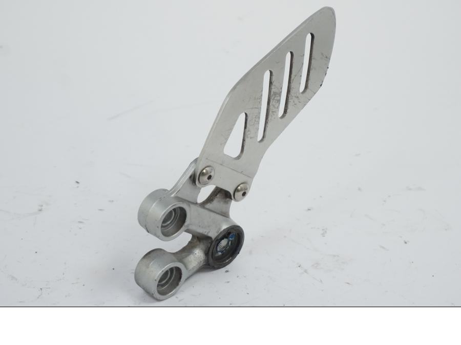 Framsidan på Fotpinnefäste inre från en Suzuki GSX-R 1000 -2008 motorcykel.