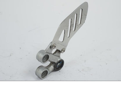 Framsidan på Fotpinnefäste inre från en Suzuki GSX-R 1000 -2008 motorcykel.