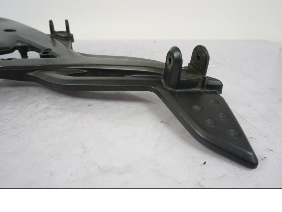 Snett uppifrån på Fotpinnefäste från en Kawasaki ER-6N -2008 motorcykel.