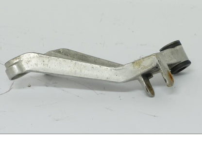 Snett nerifrån på Fotpinnefäste från en Honda CBR 900 RR -2002 motorcykel.