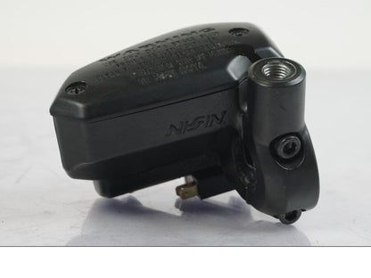 Vänster sida på Bromshuvudcylinder från en Kawasaki Z 900 -2021 motorcykel.