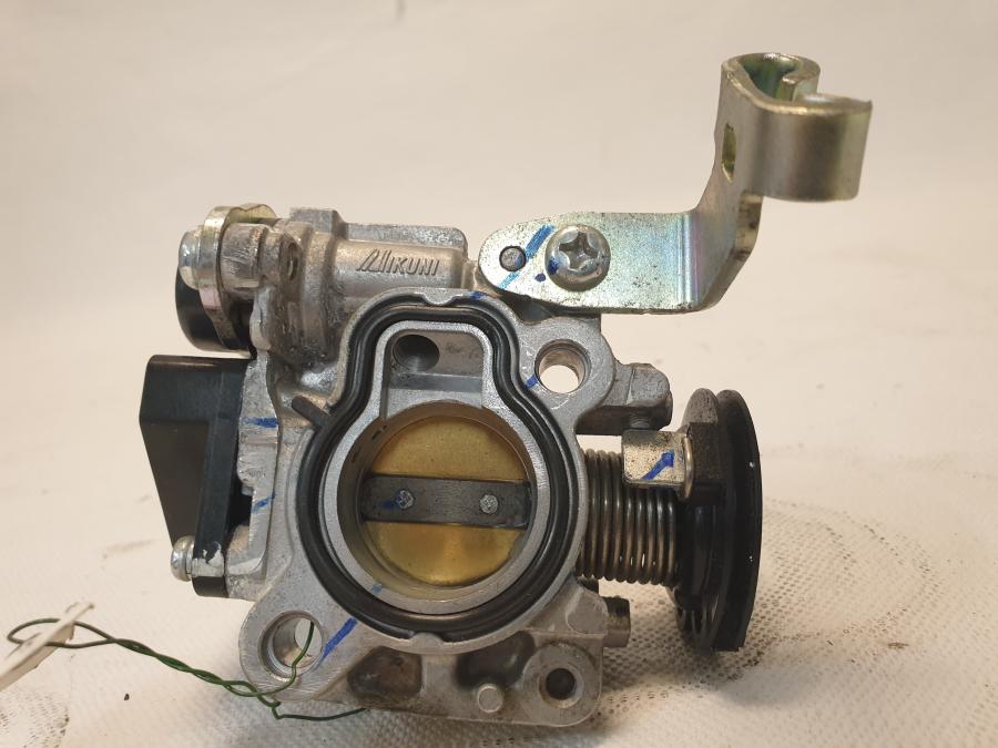 Snett uppifrån på Spjällhus från en Kawasaki Z 125 -2019 motorcykel.