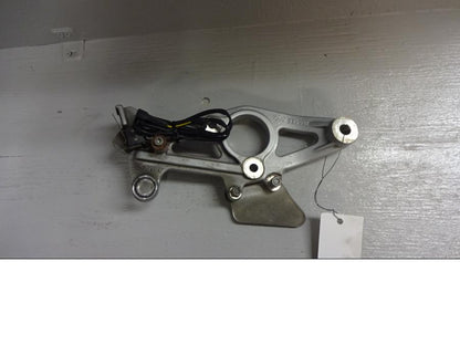 Baksidan på Fotpinnefäste från en BMW R 1150 GS -1999 motorcykel.