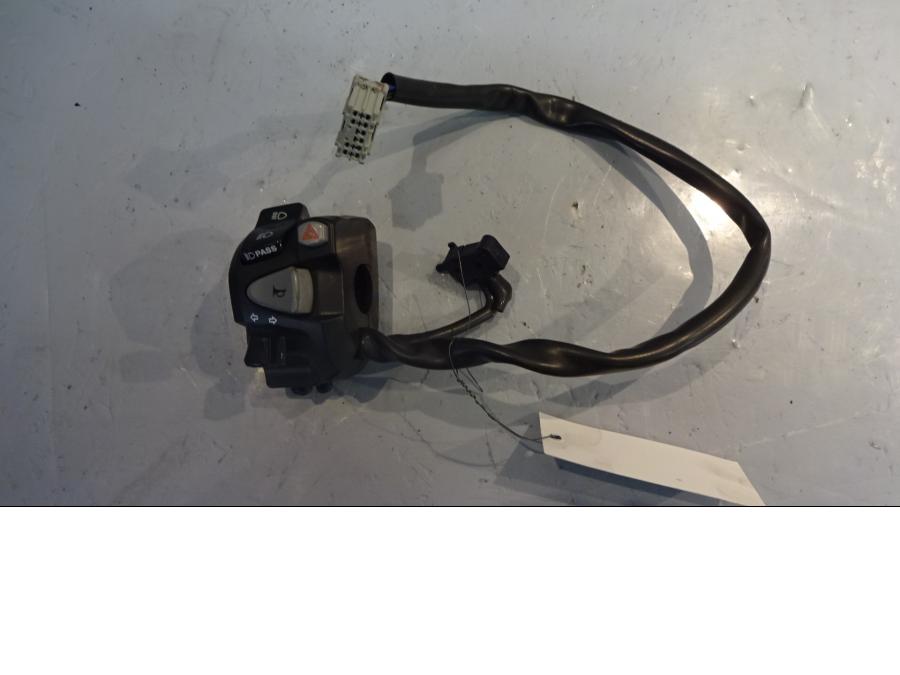 Framsidan på Styrelreglage från en Honda NC 750 S -2017 motorcykel.