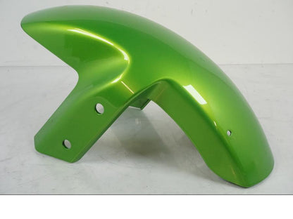 Höger sida på <p>Framskärm från Kawasaki ER-6N 2008.</p>

<p>Liten skav märke i framkanten på vänster sida se bild.</p> motorcykel.