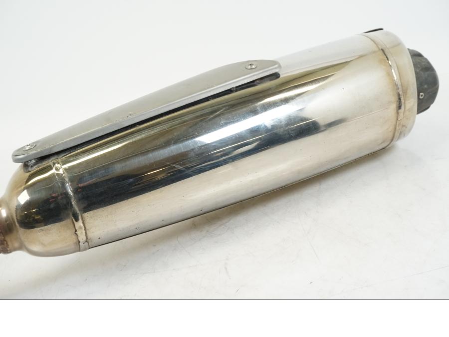 Snett nerifrån på Ljuddämpare från en BMW F 650 CS -2003 motorcykel.